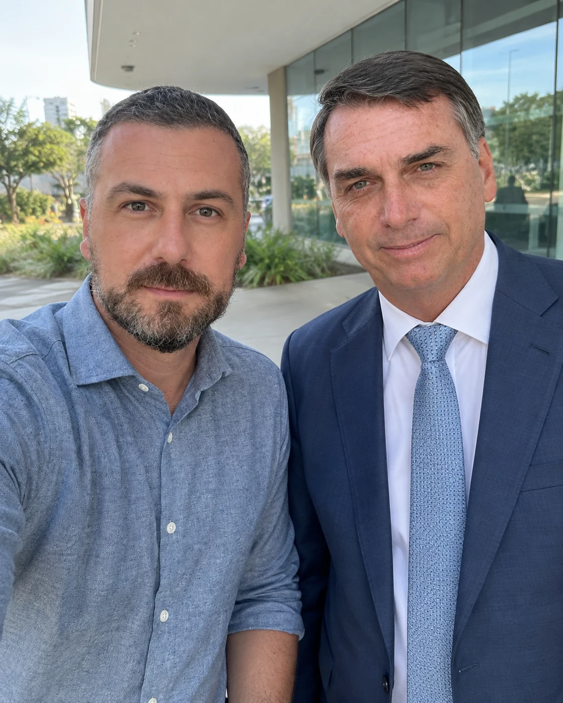 Montagem autorizada criada por IA: cliente ao lado de Flávio Bolsonaro