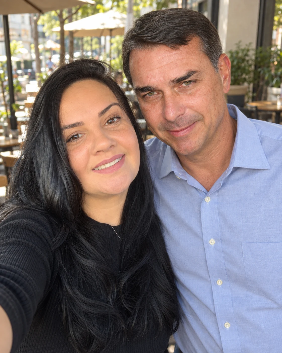 Montagem autorizada criada por IA: cliente ao lado de Flávio Bolsonaro